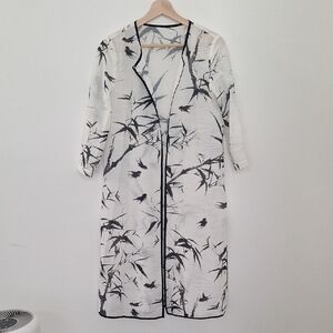 Elegant Black and White Bird Print Kimono